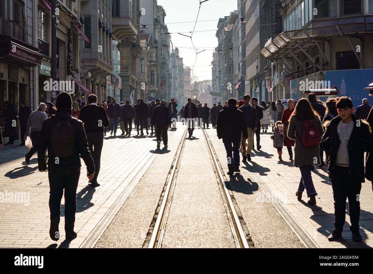 ISTANBUL, Türkei - 28 Dezember, 2018: die Völker wandern in Taksim Istiklal Street. Taksim Istiklal Street ist ein beliebtes Reiseziel in Istanbul. Beyoglu, Stockfoto