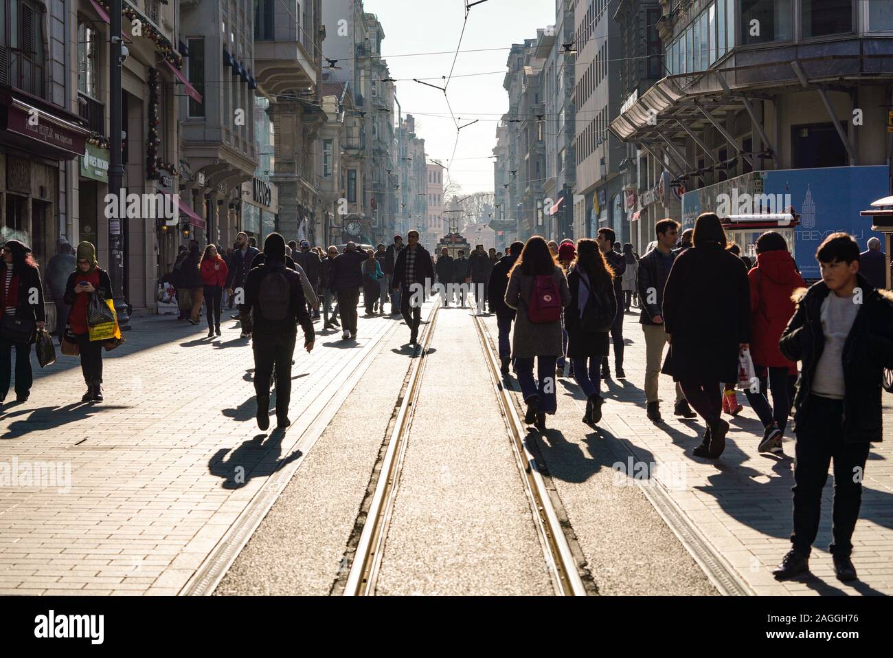ISTANBUL, Türkei - 28 Dezember, 2018: die Völker wandern in Taksim Istiklal Street. Taksim Istiklal Street ist ein beliebtes Reiseziel in Istanbul. Beyoglu, Stockfoto