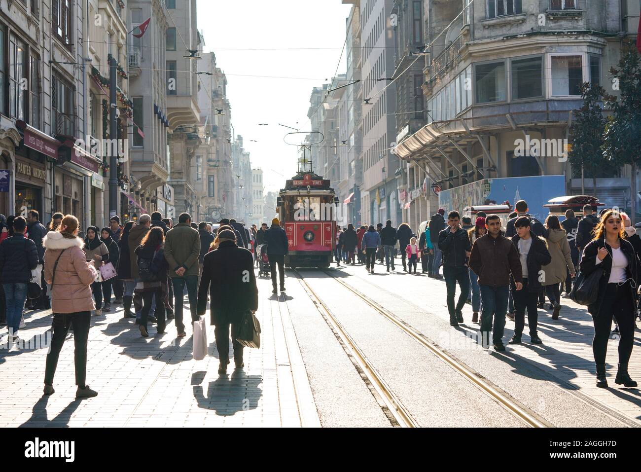 ISTANBUL, Türkei - 28 Dezember, 2018: die Völker wandern in Taksim Istiklal Street. Taksim Istiklal Street ist ein beliebtes Reiseziel in Istanbul. Beyoglu, Stockfoto