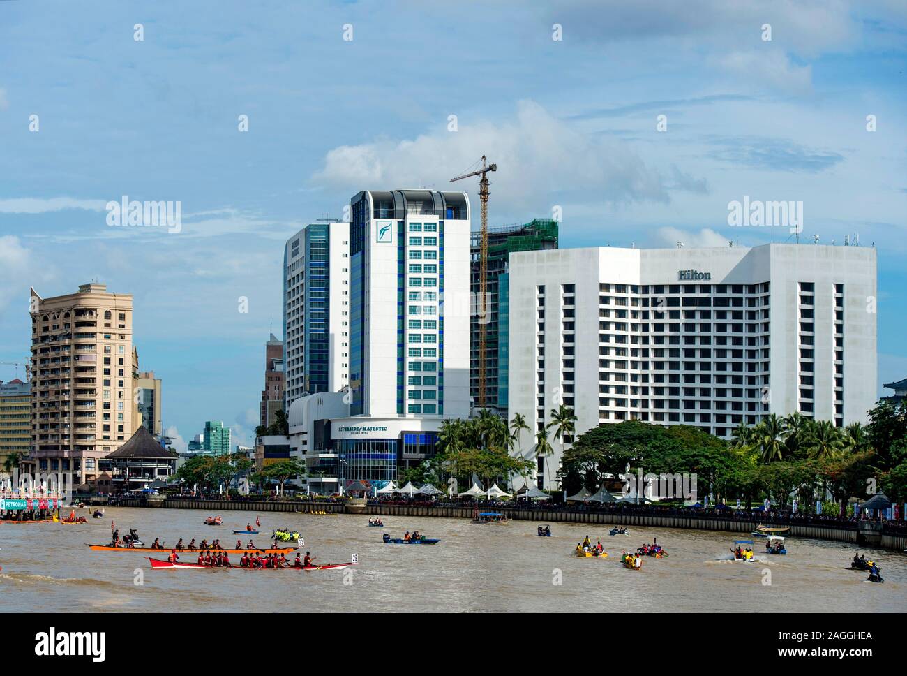 Kuching Waterfront mit Hilton Hotel in Sarawak Regatta, auf den Fluss Sarawak, Kuching, Sarawak, Borneo, Malaysia Stockfoto