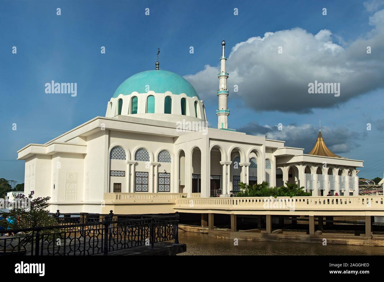Kuching Schwimmende Moschee, Masjid Terapung, am Ufer des Flusses Sarawak, Kuching, Sarawak, Borneo, Malaysia Stockfoto