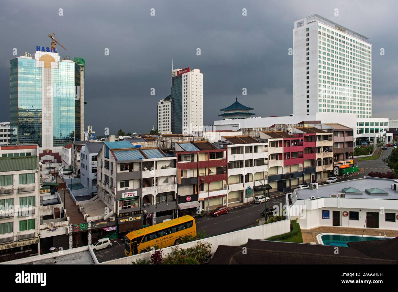 Blick auf die Stadt von Kuching verbindet zeitgemäße Architektur inmitten von traditionellen Häusern, Kuching, Sarawak, Borneo, Malaysia Stockfoto