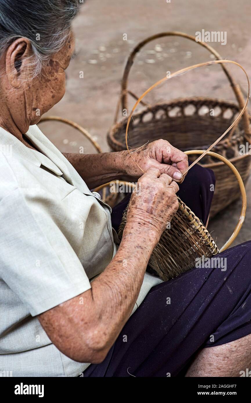 Geschickte Hände eines lokalen Frau weben einen Korb, Verbot Geschehen Keo, Laos Stockfoto