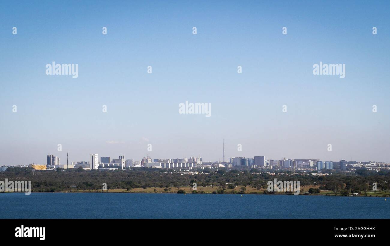 Skyline der Stadt Brasilia, Brasilien. Ein Blick auf die modernen brasilianischen Hauptstadt Brasilia unter freiem Himmel Platz kopieren. Stockfoto