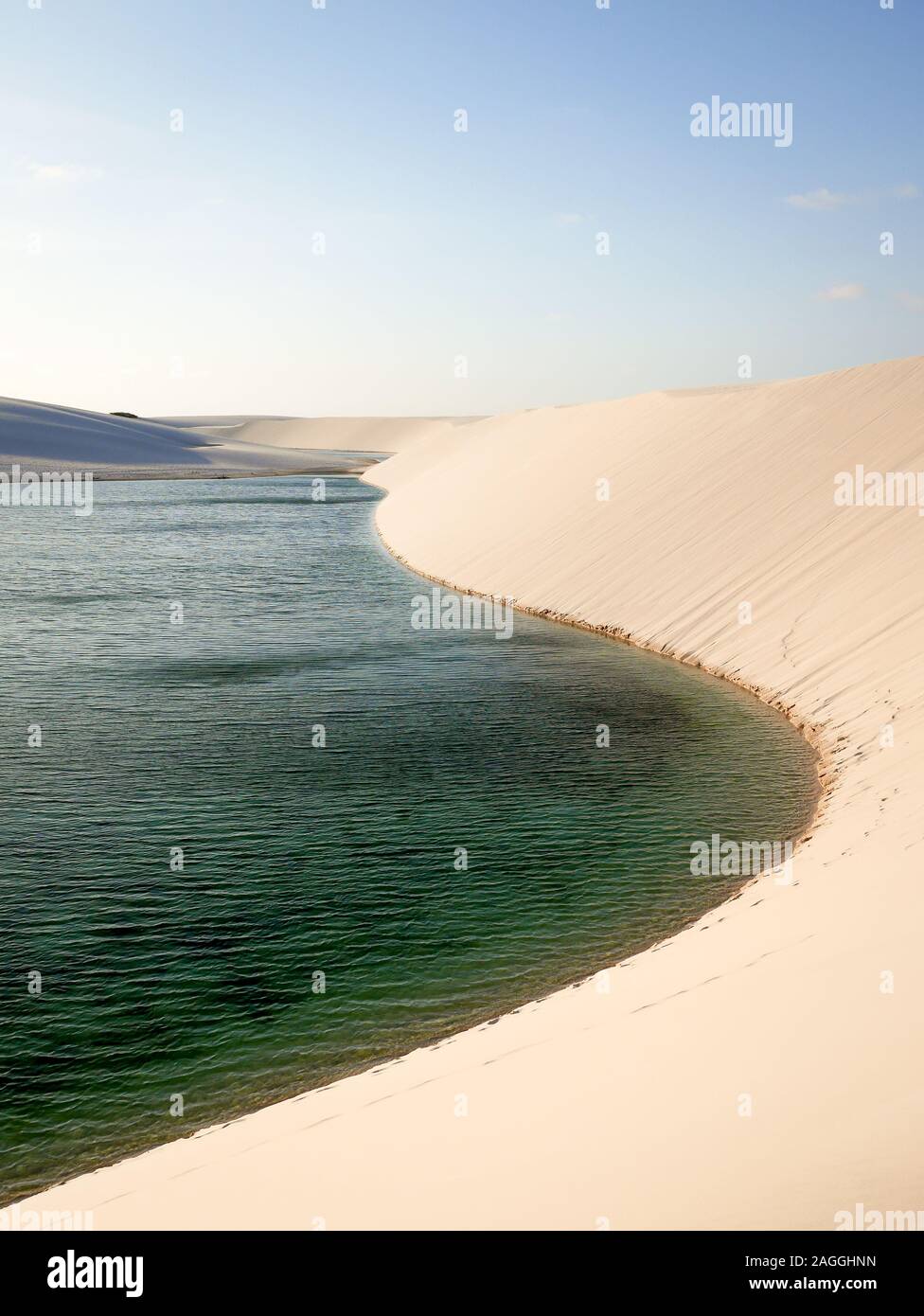 Sanddünen und Süßwasser-Lagunen in der Lençóis Maranhenses Nationalpark gefunden. Maranhão, Brasilien. Stockfoto