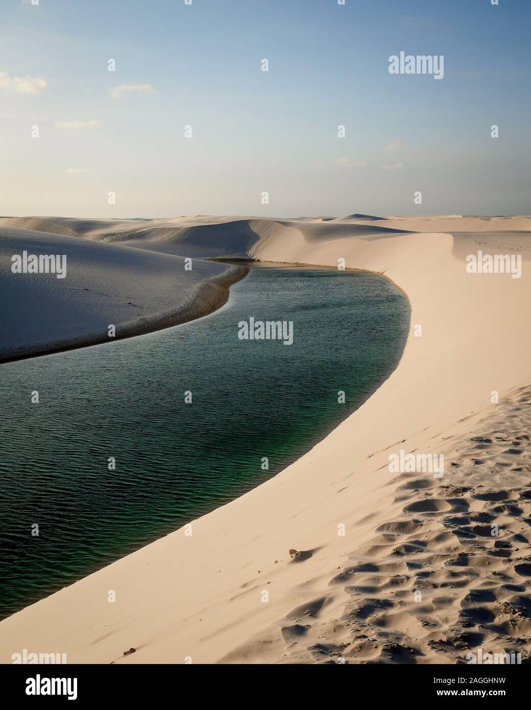 Sanddünen und Süßwasser-Lagunen in der Lençóis Maranhenses Nationalpark gefunden. Maranhão, Brasilien. Stockfoto