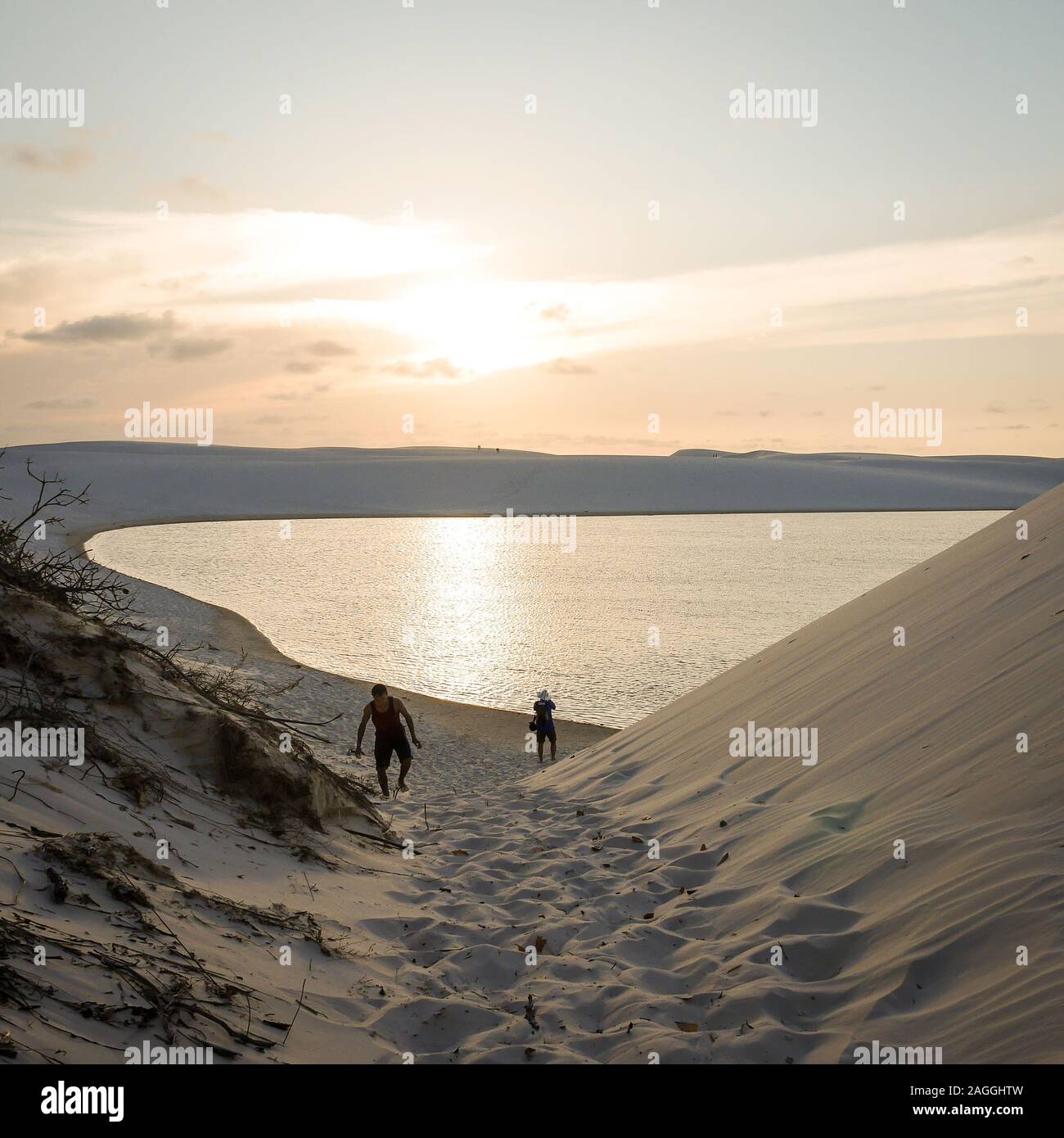 Touristen genießen den Sonnenuntergang unter den Lagunen und Sanddünen der Lençóis Maranhenses Nationalpark - Barreirinhas, Maranhão, Brasilien. Stockfoto