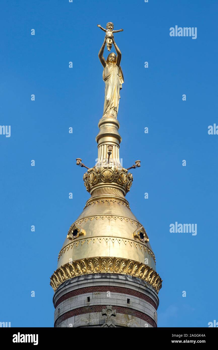 Albert (Nordfrankreich): Basilika Notre-Dame de Brebieres. Turm durch eine Statue der Madonna mit Kind gekrönt Stockfoto