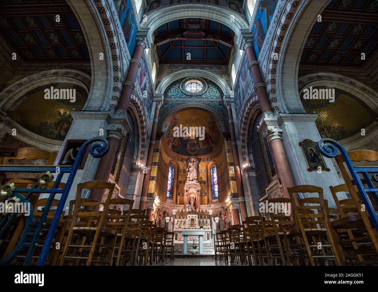 Albert (Nordfrankreich): Basilika Notre-Dame de Brebieres. Innenansicht der Basilika Stockfoto