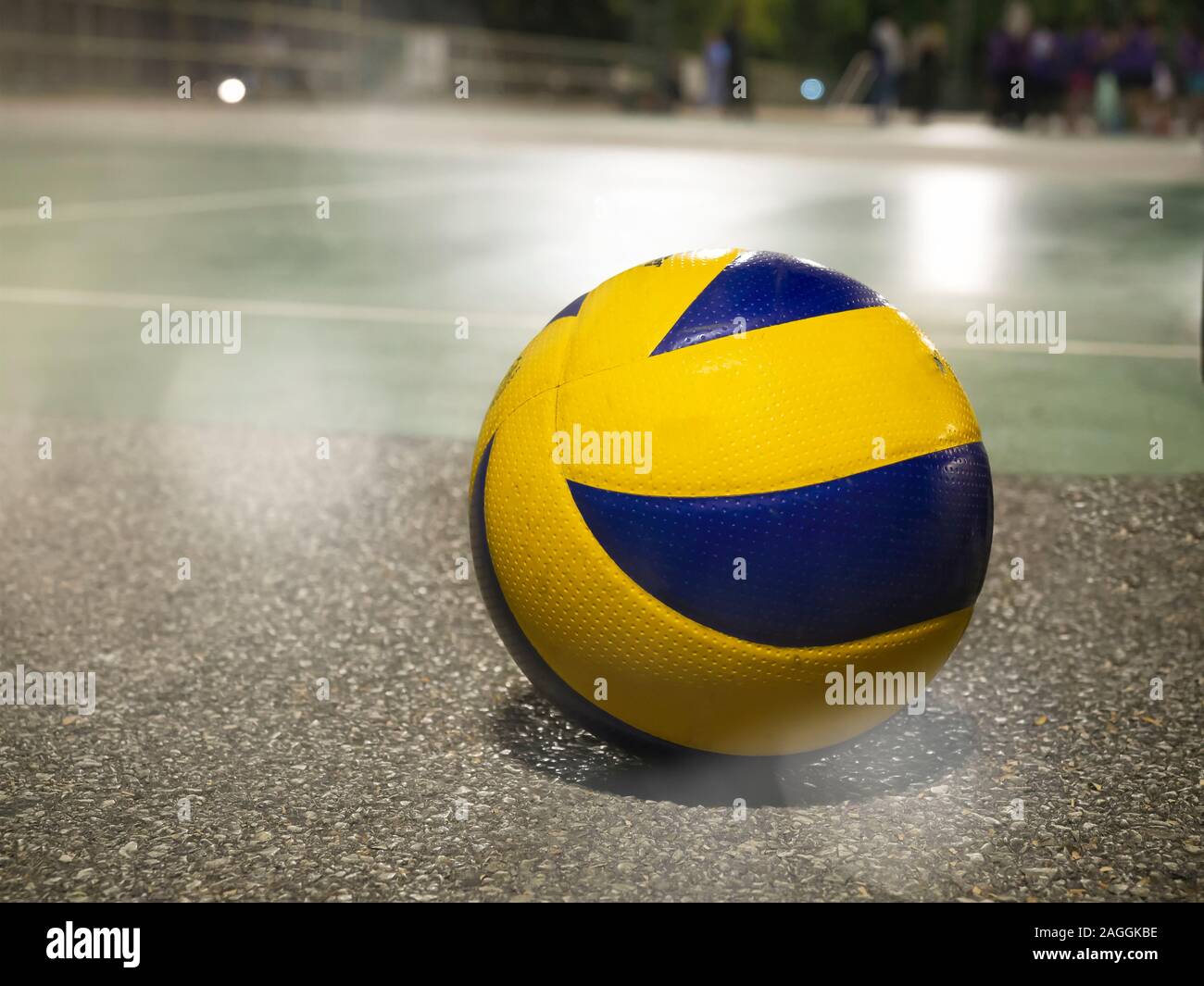 Low Angle View gelb-blau Volleyball auf dem Boden vor Gericht. Stockfoto