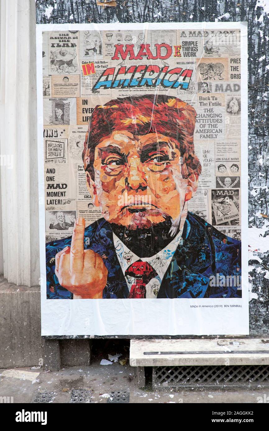Donald Trump, die bis mittlere Abbildung in unhöfliche Geste auf Mad Amerika Poster in Mayfair, London England UK KATHY DEWITT Stockfoto