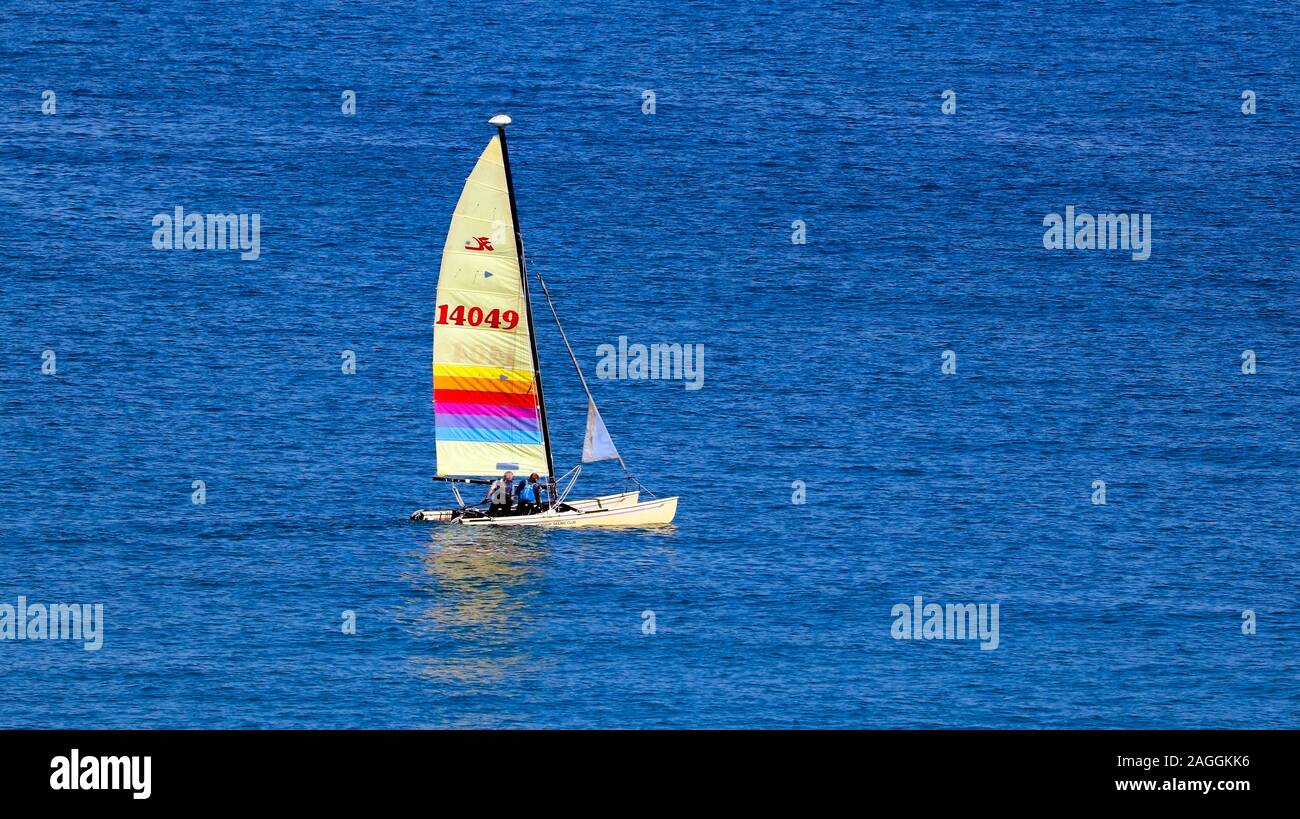 Wir segeln.... direkt an der Küste in Newquay, Cornwall. Stockfoto