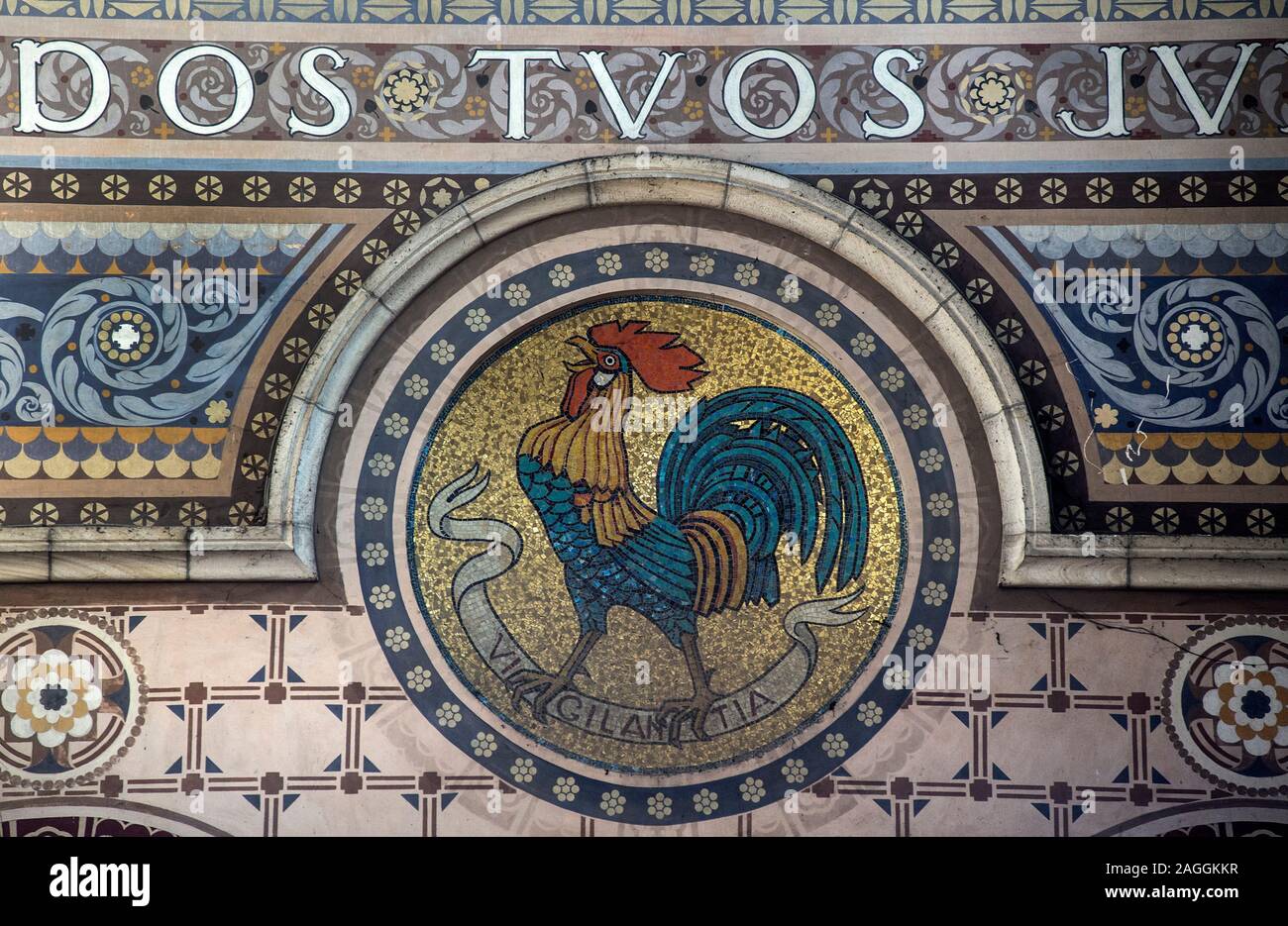 Albert (Nordfrankreich): Basilika Notre-Dame de Brebieres. Detail der Mosaiken: Hahn und Lateinischen Wort "vigilantia" Stockfoto