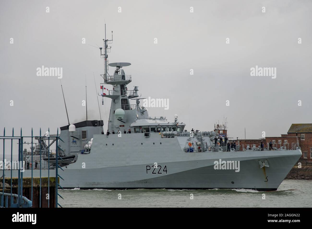 Die neue Royal Navy batch II Fluss Klasse offshore Patrol Vessel, HMS Trent (P224) in Portsmouth, Großbritannien kamen am 19. Dezember 2019. Während einer kurzen Zeremonie das Schiff formell in die Royal Navy und die White Ensign angenommen wurde, zum ersten Mal. Stockfoto