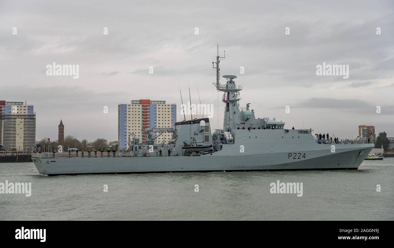 Die neue Royal Navy batch II Fluss Klasse offshore Patrol Vessel, HMS Trent (P224) in Portsmouth, Großbritannien kamen am 19. Dezember 2019. Während einer kurzen Zeremonie das Schiff formell in die Royal Navy und die White Ensign angenommen wurde, zum ersten Mal. Stockfoto