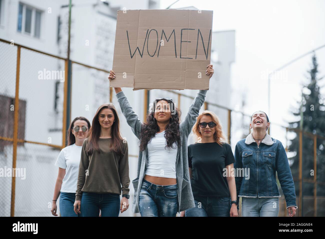 Fröhlicher Stimmung. Die Gruppe von feministischen Frauen Protest für ihre Rechte im Freien Stockfoto