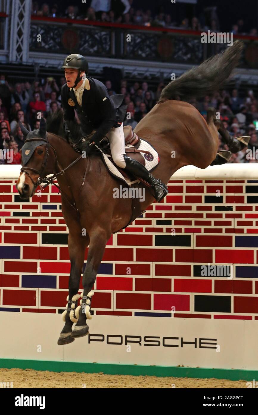 LONDON, ENGLAND - 18. Dezember William Whitaker, RMF Charly gewinnt den Cayenne Puissance Event an der International Horse Show in Olympia, London am Mittwoch, den 18. Dezember 2019. (Credit: Jon Bromley | MI Nachrichten) Stockfoto