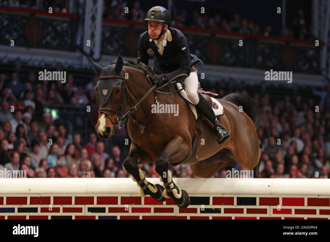 LONDON, ENGLAND - 18. Dezember William Whitaker, RMF Charly während des Cayenne Puissance Event an der International Horse Show in Olympia, London am Mittwoch, den 18. Dezember 2019. (Credit: Jon Bromley | MI Nachrichten) Stockfoto