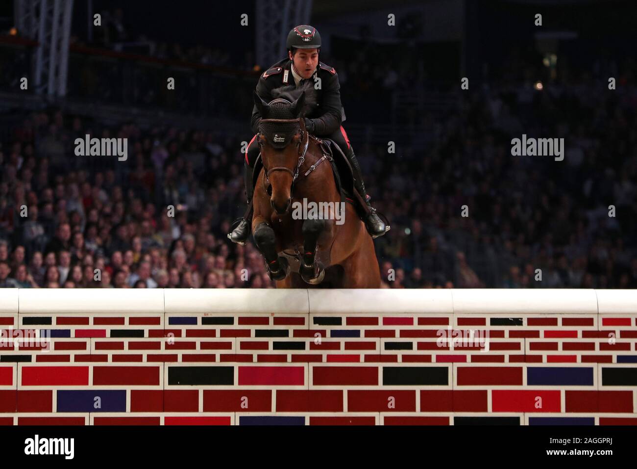 LONDON, ENGLAND - 18. Dezember Emanuele Gaudiano reiten Contento während des Cayenne Puissance Event an der International Horse Show in Olympia, London am Mittwoch, den 18. Dezember 2019. (Credit: Jon Bromley | MI Nachrichten) Stockfoto