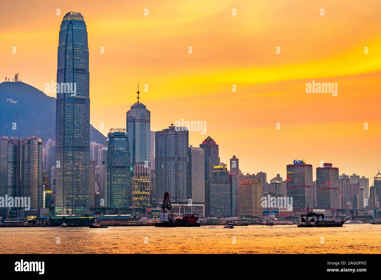 Hongkong, China Stadtbild im Victoria Hafen bei Dämmerung. Stockfoto