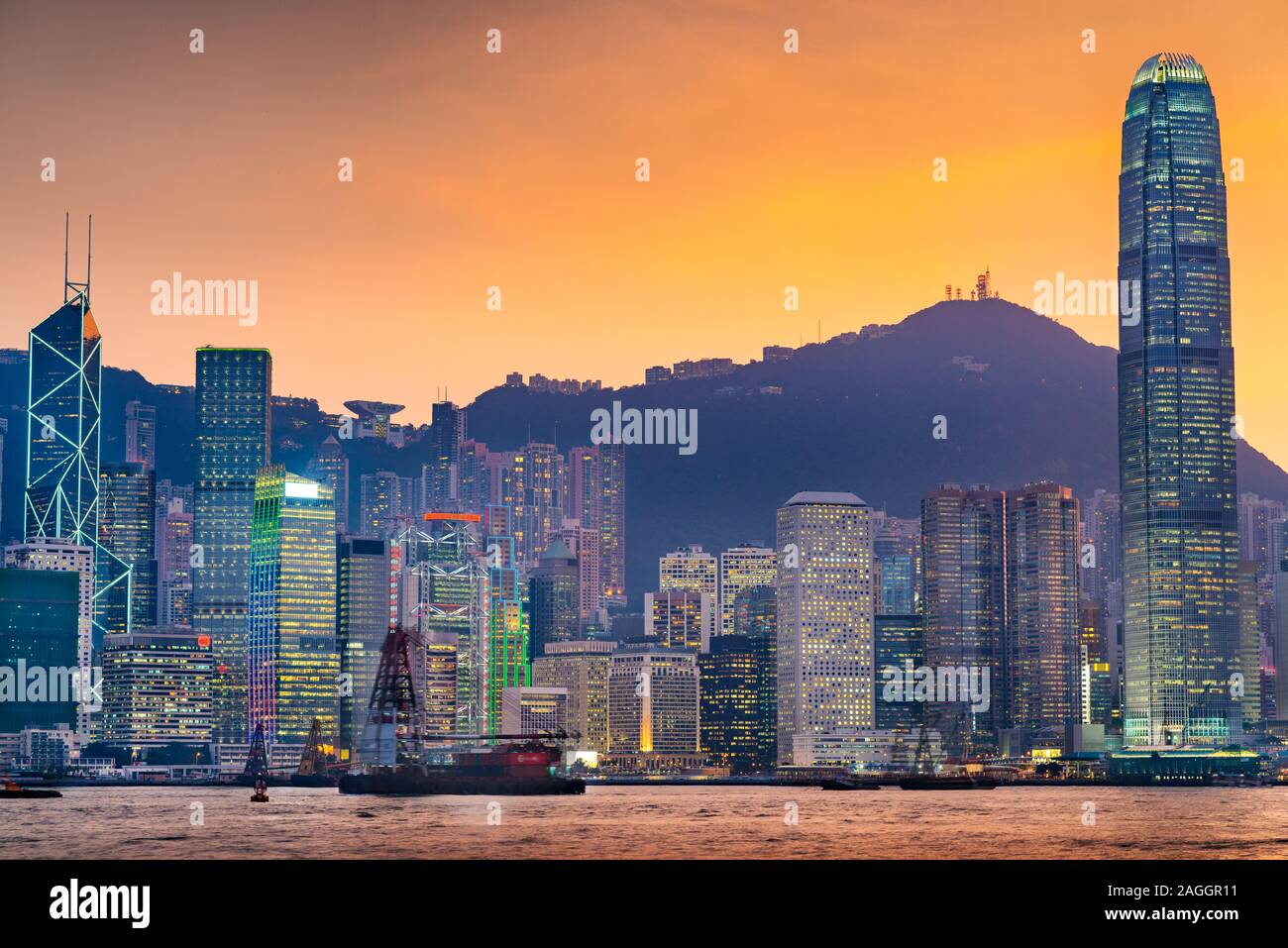 Hongkong, China Stadtbild im Victoria Hafen bei Dämmerung. Stockfoto
