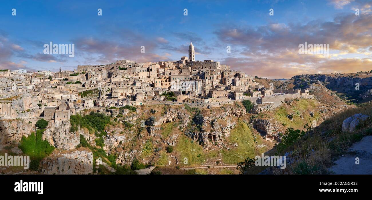 Panoramablick auf lange Sicht über 'la Gravina "Schlucht der Sassi von Matera bei Sonnenaufgang, Basilicata, Italien. Ein UNESCO Weltkulturerbe. Die Gegend von Matera Stockfoto