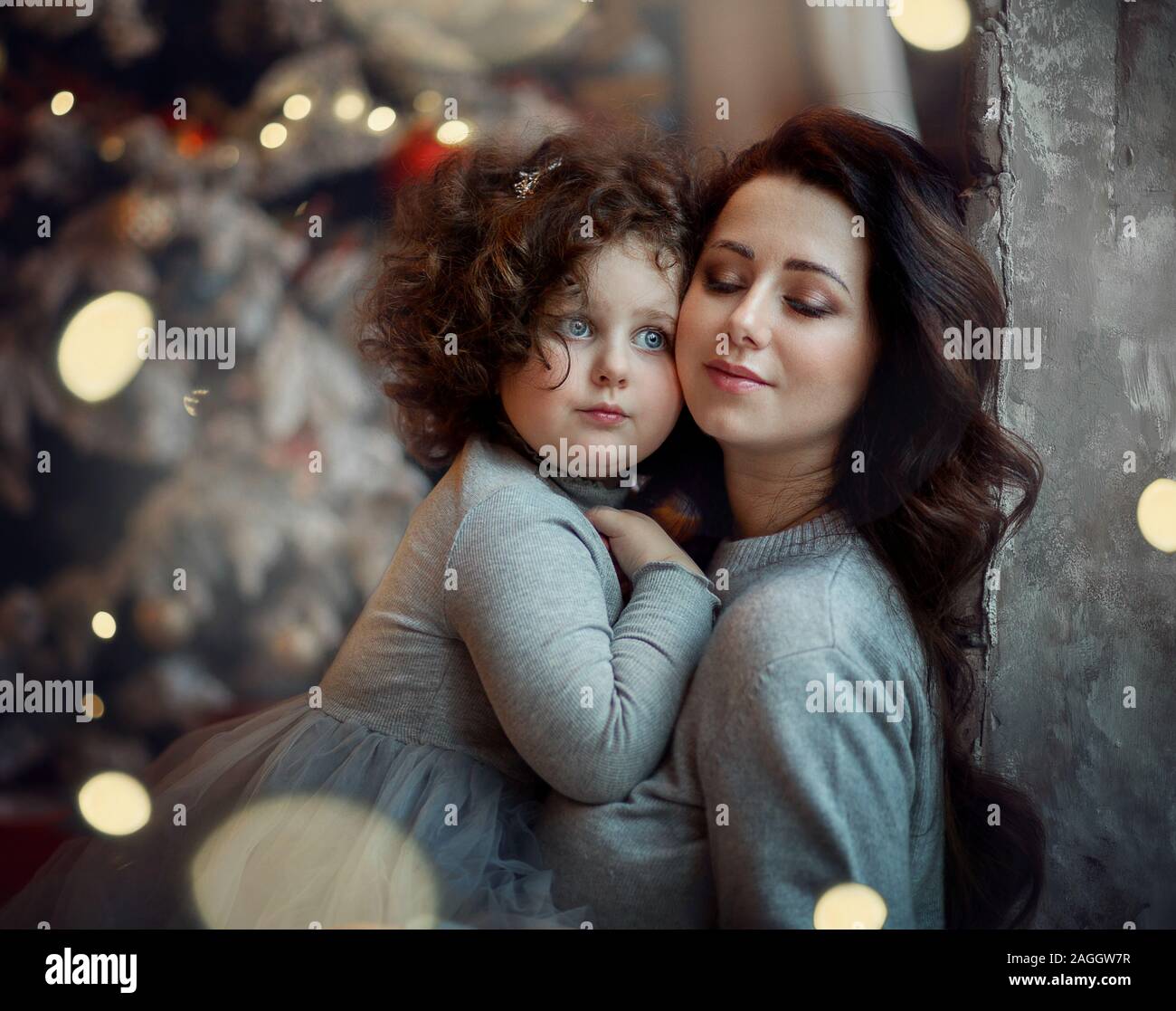 Mutter und Tochter im Studio ein schönes Neues Jahr Stockfoto