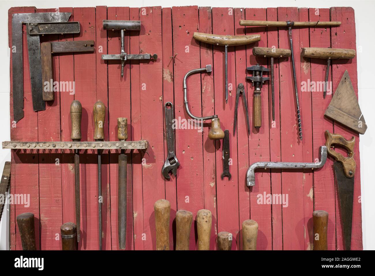 Alte Handwerkzeuge zu Wein Industrie für Zylinder verwendet. Selektiver Fokus Stockfoto