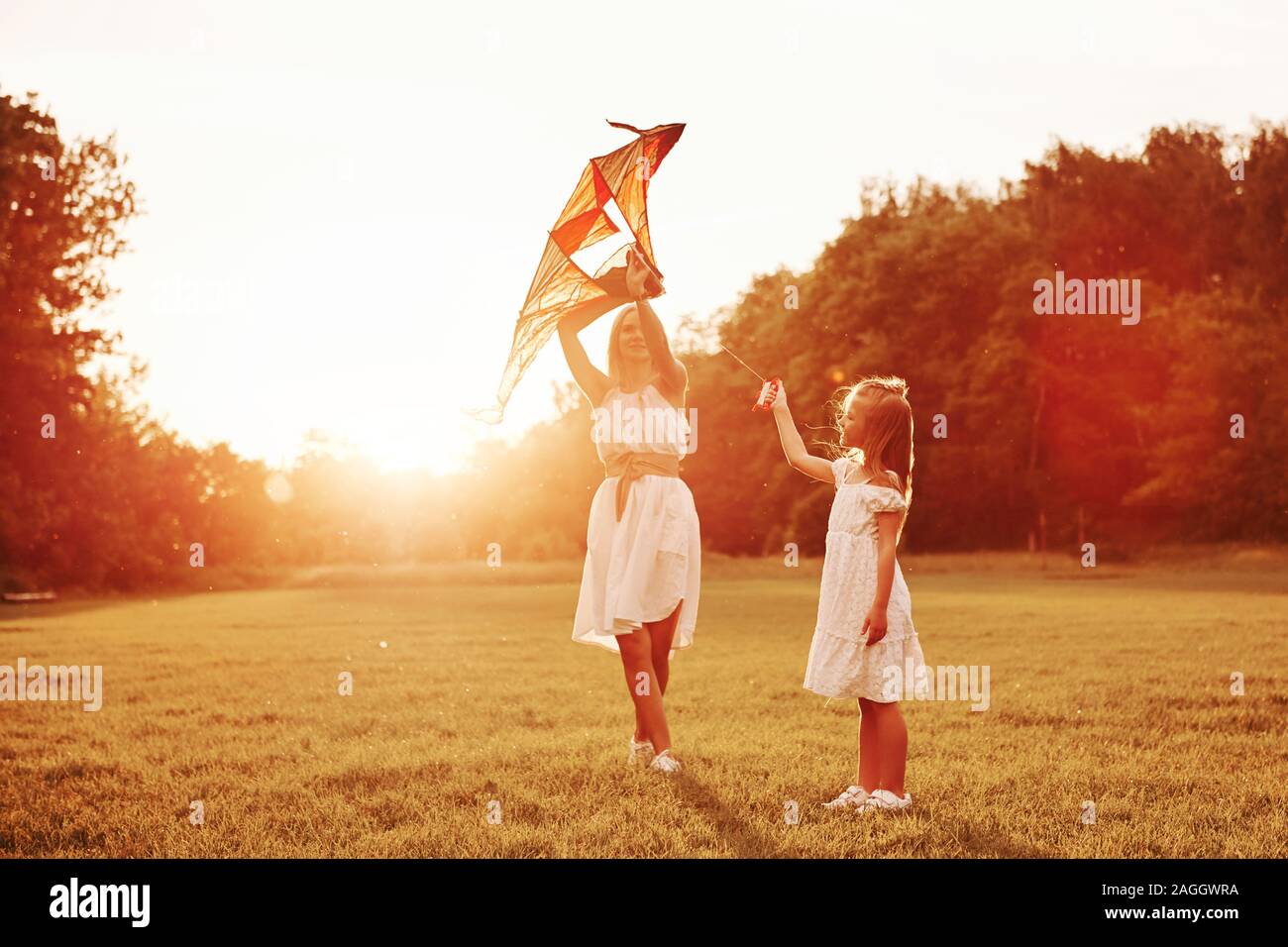 Starten eines Drachen. Mutter und Tochter haben Spaß im Feld. Schöne Natur Stockfoto