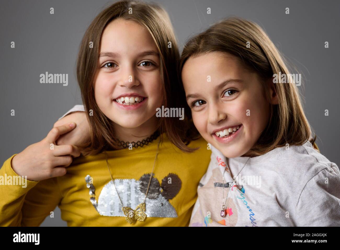 Identische Zwillinge Schwestern Sind Posieren Für Die Kamera Happy Zwillingsschwestern In Die 