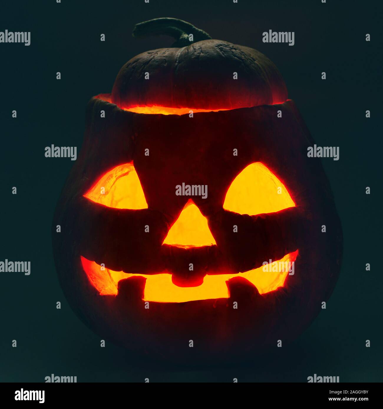 Halloween Kürbis Gesicht auf einem schwarzen Hintergrund Stockfoto