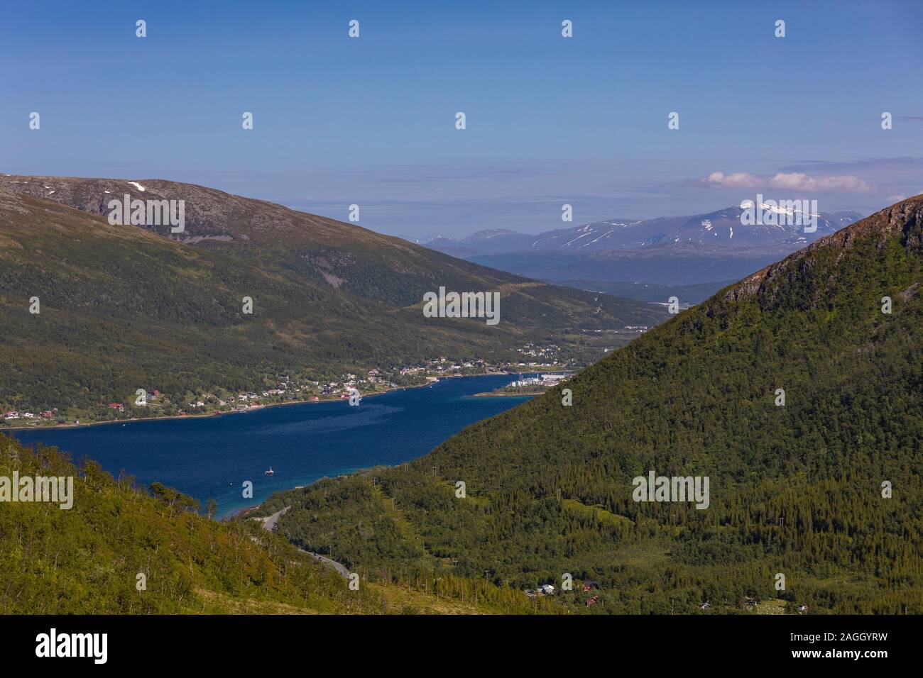 Insel KVALØYA, Troms County, NORWEGEN - Kaldfjorden Fjord- und Berglandschaft im Norden von Norwegen. Stockfoto