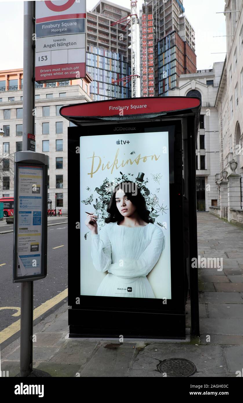 Schauspieler Hailee Steinfeld mit dem Apple TV+ Drama 'Dickinson' als Dichterin Emily Dickinson auf einer Poster-Werbung für Bushaltestellen in der Straße London UK KATHY DEWITT Stockfoto