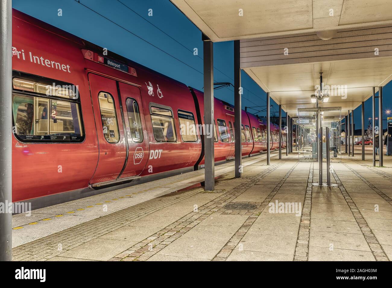 Einsame Bahnhof bei Nacht mit einem Roten Zug, Frederikssund, Dänemark, 18. Dezember 2019 Stockfoto