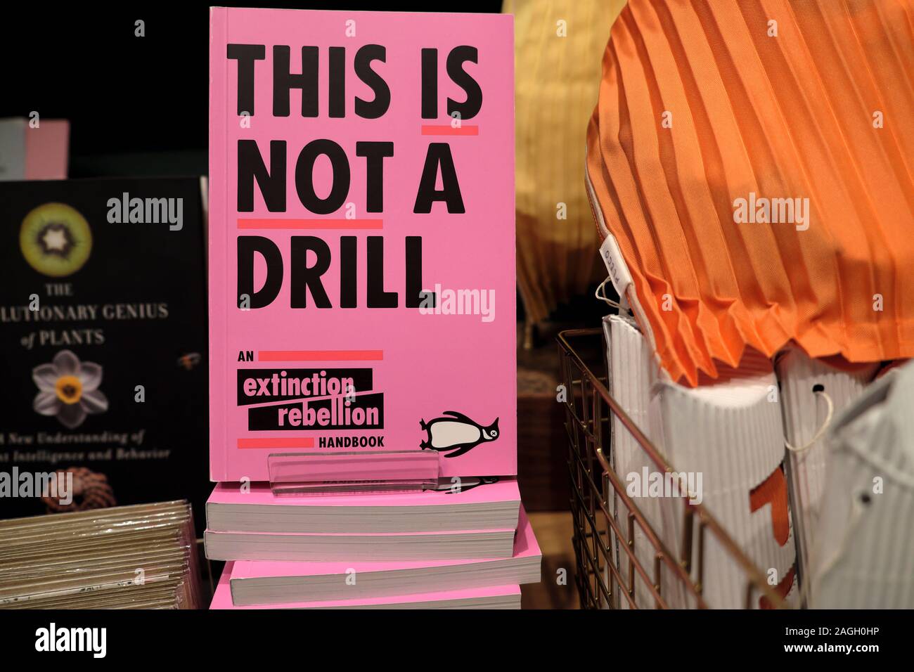 "Dies ist keine Übung" aussterben Rebellion Handbuch Buch im Verkauf in einer Buchhandlung Buchhandlung shop in London England UK KATHY DEWITT Stockfoto
