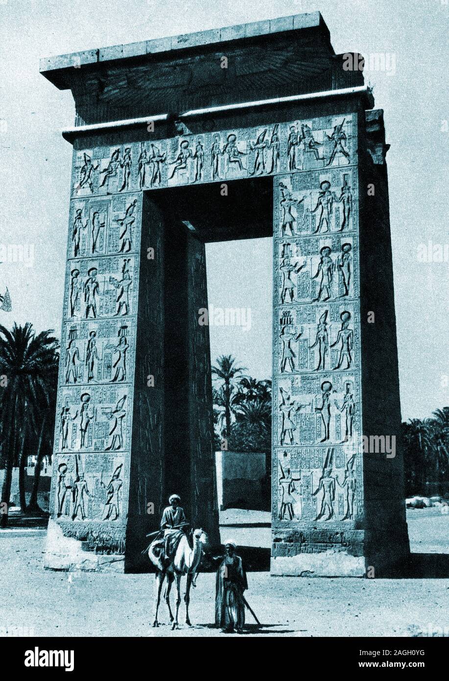 Das Portal, Gateway oder propylon von Ptolemäus III in Karnak, Ägypten, wie es war in den 1920er Jahren Stockfoto
