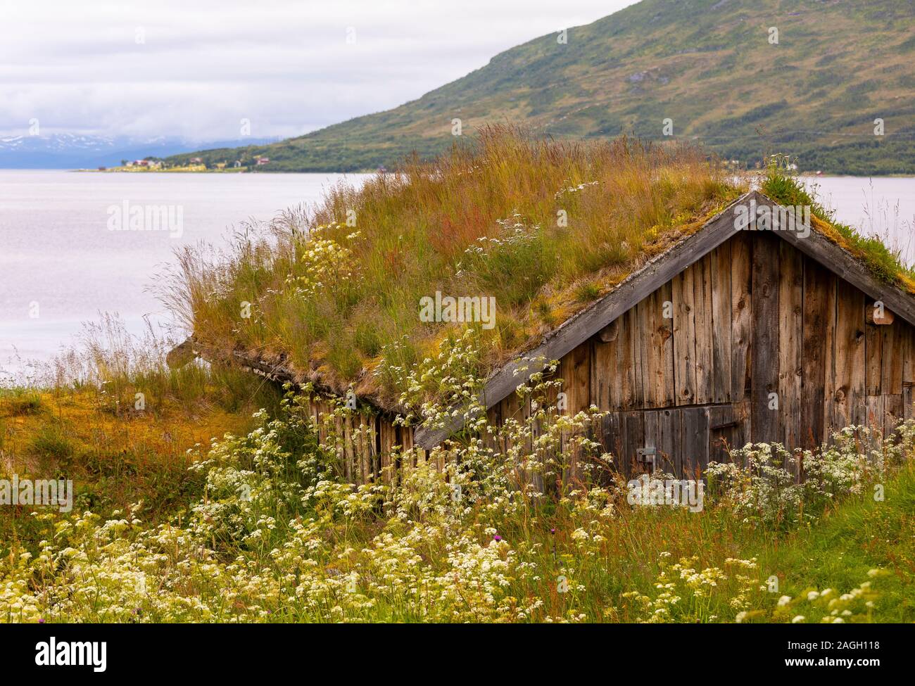 STRAUMSBUKTA, INSEL KVALØYA, Troms County, NORWEGEN - Historisches Museum Dorf Straumen Gård mit Rasen Dach Gebäude. Sod Dach ist traditionell. Stockfoto