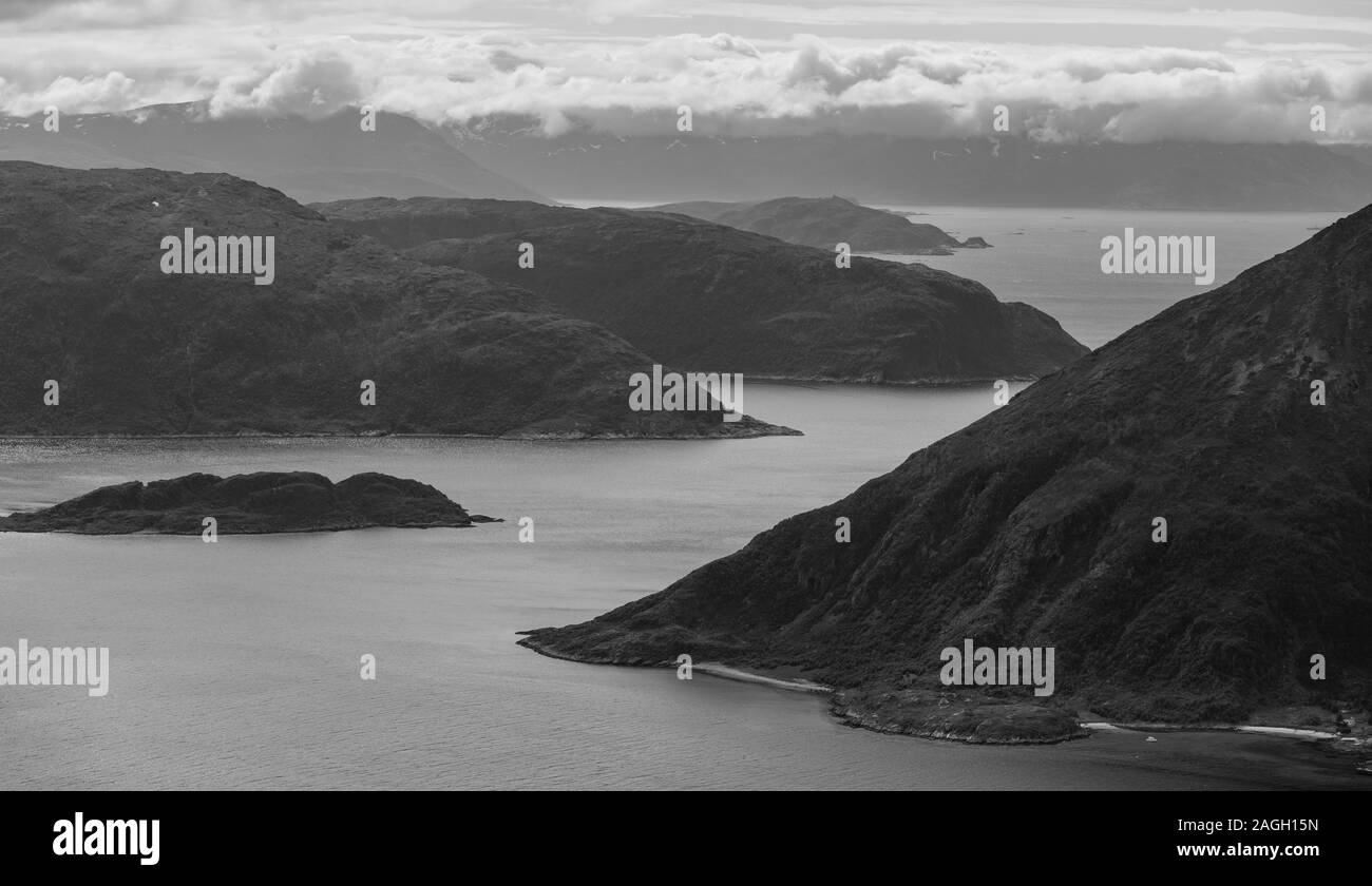 REKVIK, INSEL KVALØYA, Troms County, Norwegen - Inseln an der Küste von Brosmetinden Berg gesehen. Stockfoto