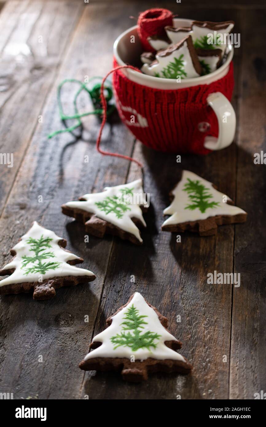 Hausgemachte Lebkuchen cookies auf dem Weihnachtsbaum. Gesunde Ernährung und Süßigkeiten. Vintage Style Stockfoto