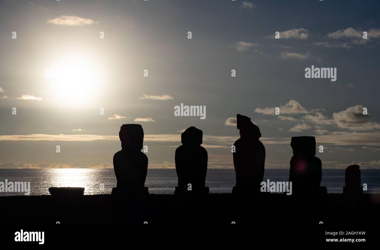 Ahu Tahai moai Plattform bei Sonnenuntergang mit Sonne im Hintergrund Stockfoto