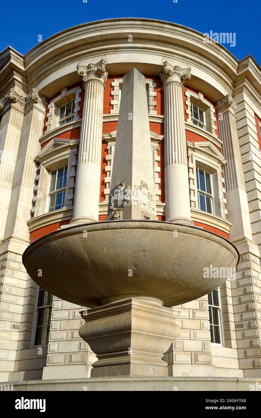 London, England, UK. Royal Naval Division Memorial - Erster Weltkrieg Gedenkstätte auf Horse Guards Parade, die sich mit Mitglieder der 63 (Royal Naval) Stockfoto