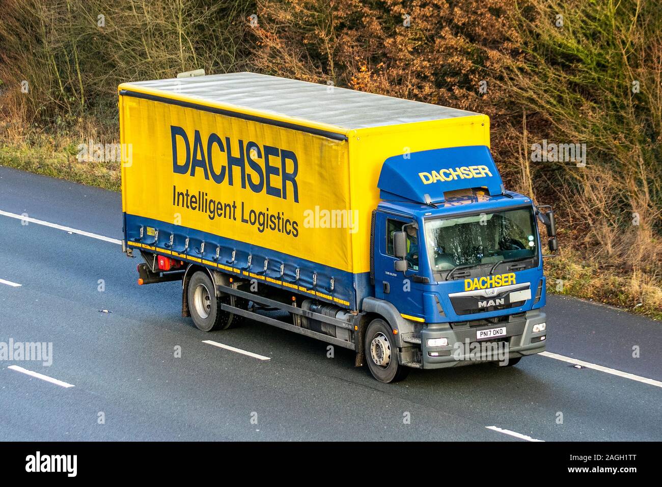 DACHSER Intelligent Logistics, Dachser Group SE & Co. KG ist ein deutsches Frachtunternehmen; LKW, LKW, Transport, LKW, Frachtführer, MAN-Fahrzeug, europäischer gewerblicher Verkehr, Industrie, M61 in Manchester, UK Stockfoto