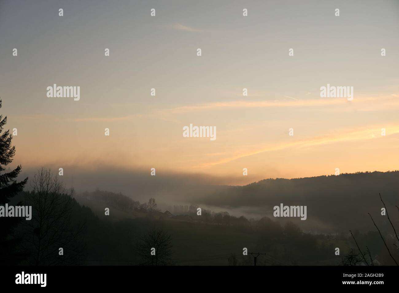 Landschaft der Eifel Deutschland mit Nebel am Abend. Stockfoto