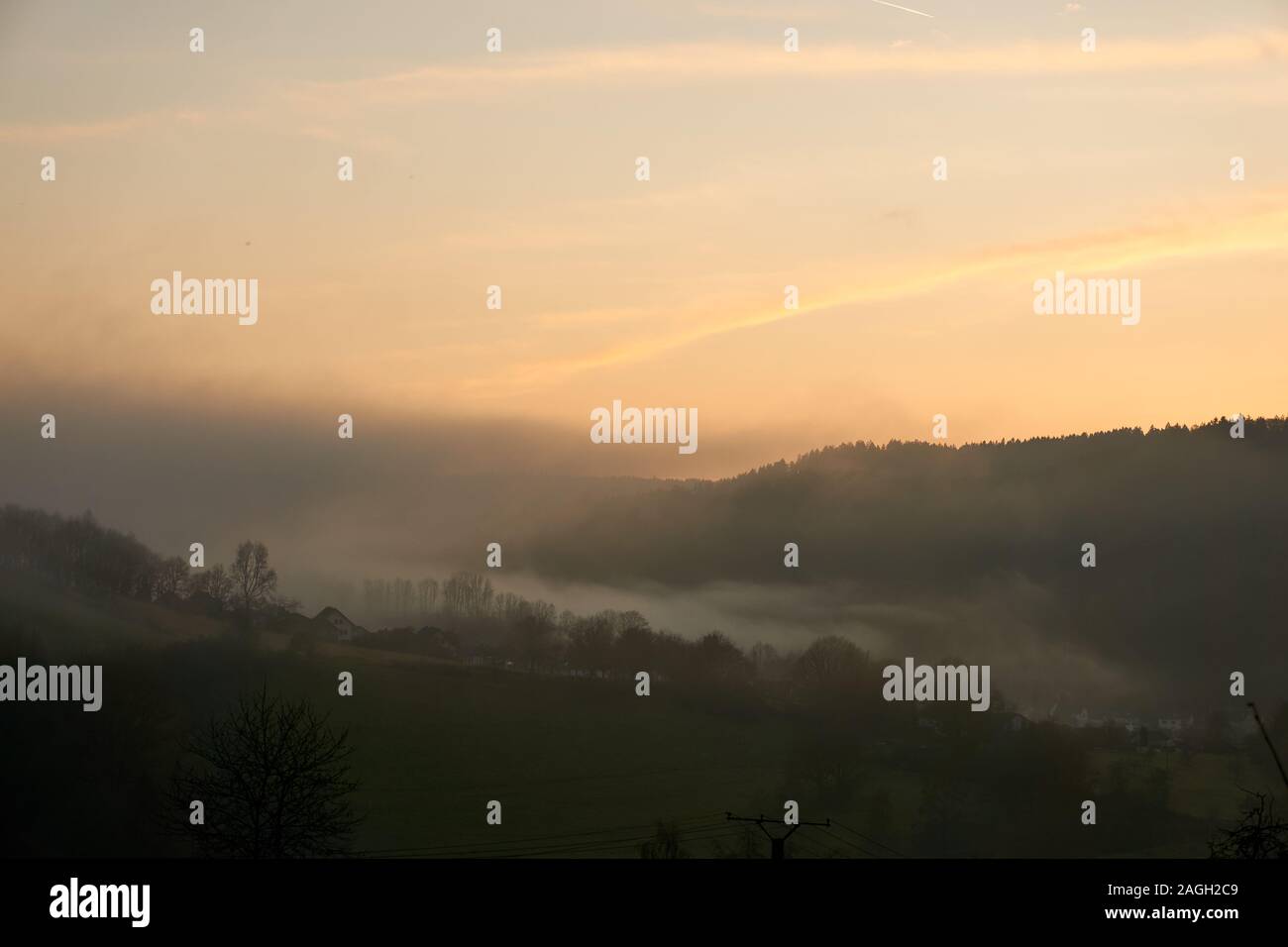 Landschaft der Eifel Deutschland mit Nebel am Abend. Stockfoto