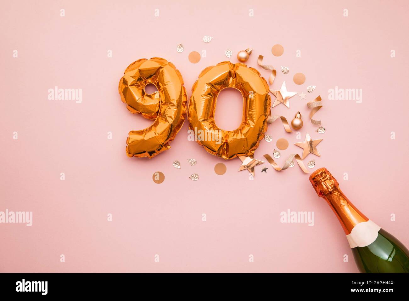 Happy 90th Anniversary Party. Champagner Flasche mit gold Ballon Nummer. Stockfoto