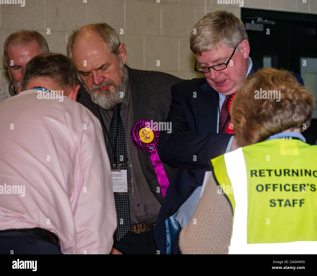 David Sisson (UKIP) & Martin Whitfield (Arbeit) prüfen die Qual Stimmzettel bei allgemeinen Wahlen zählen 2019, East Lothian, Schottland, Großbritannien Stockfoto