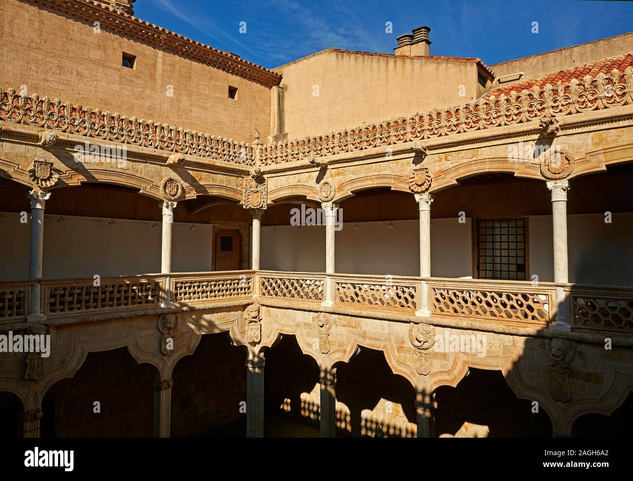 Die Terrasse des historischen "Casa de las Conchas" in Salamanca, Spanien Stockfoto