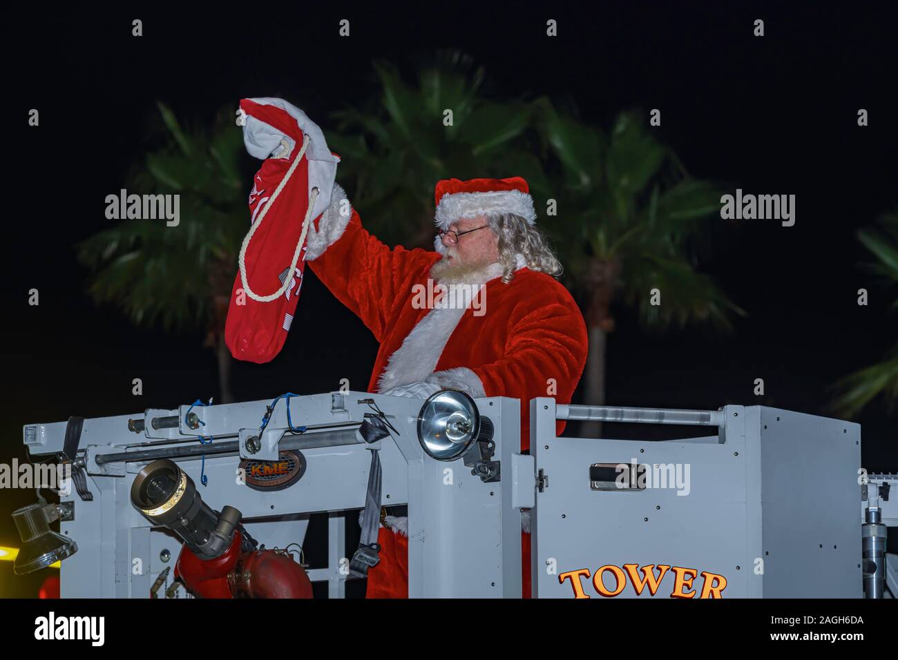 Panama City, Florida, USA. 12/14/2019. Während das Panama City Christmas Parade Santa realisiert seine Tasche von Spielzeug in fast leer. Stockfoto