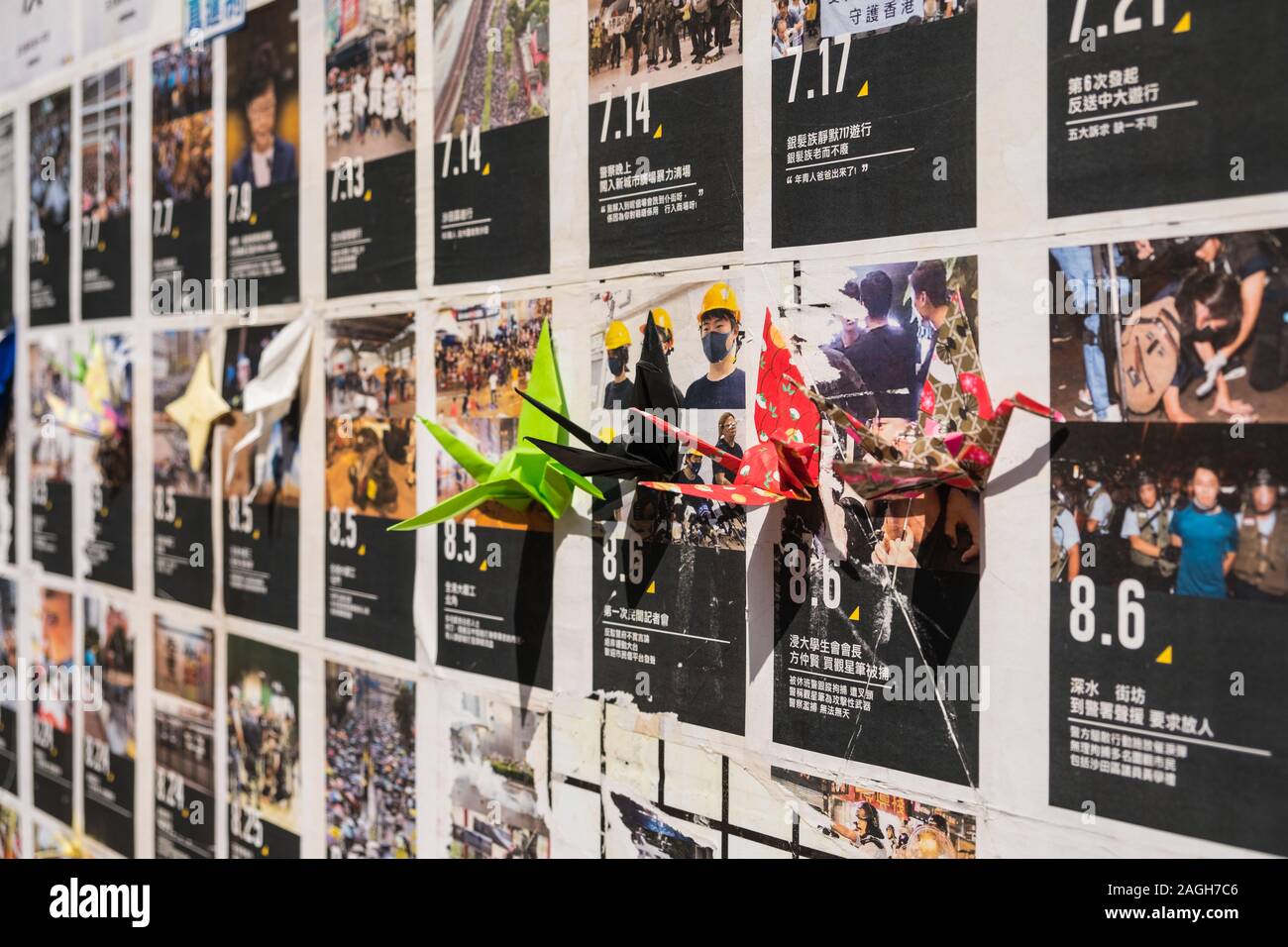 HongKong - November, 2019: Flyer, Bilder und origami Kraniche an Lennon Mauer in Hongkong während der 2019 HongKong Proteste Stockfoto