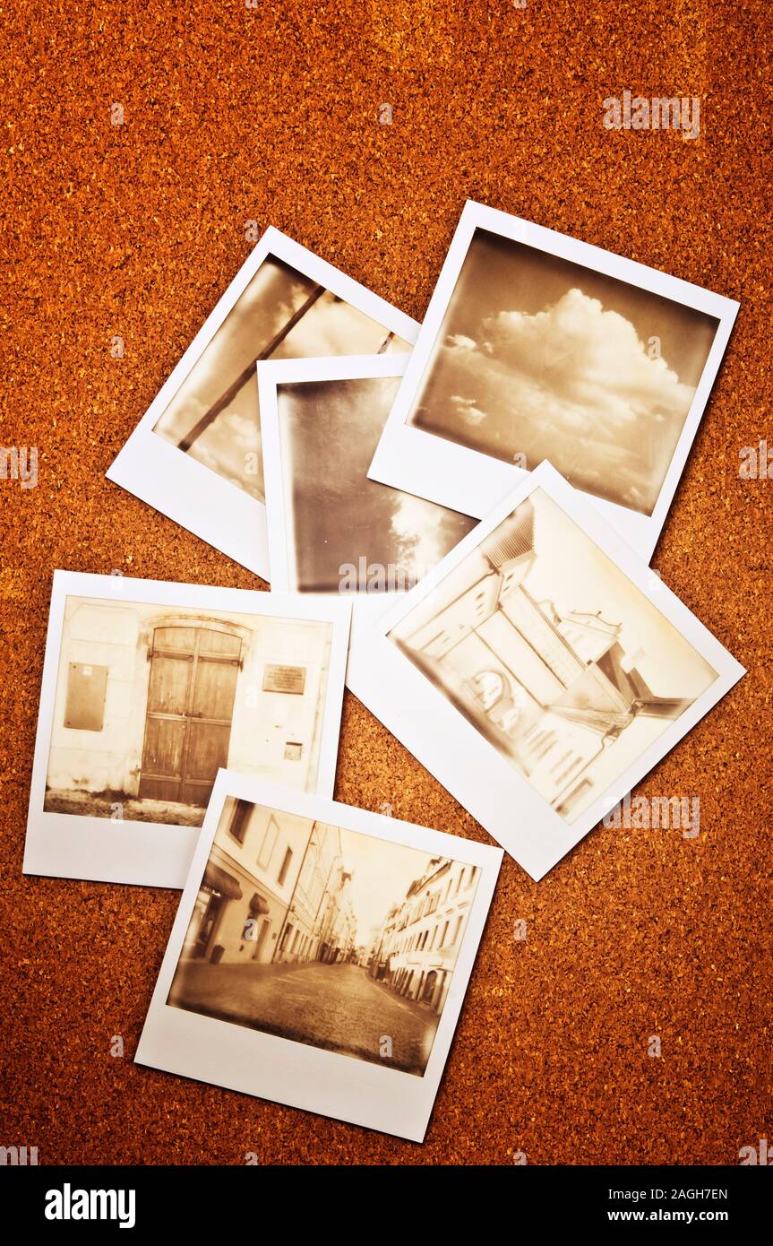 Verstreute Polaroid-Fotos Stockfoto